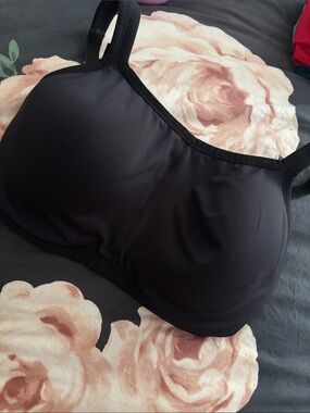 💋NATORI YOGI black contour sports bra 32DDD